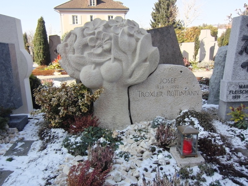 Jahreszeitenbaum Familiengrabmal in Sempach StadtCIMG1150